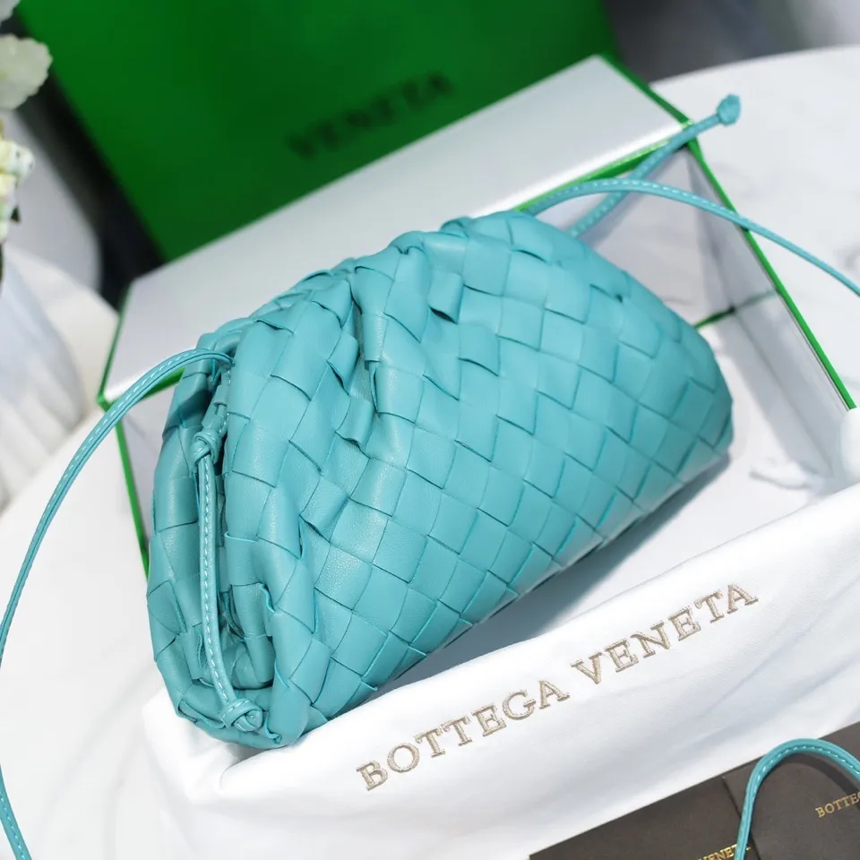 Batch 1260 Real shots👇Large plaid weaving The pouch cloud bag is the first series designed by former Celine designer Daniel Lee after joining BV. The upper body is extremely ecstatic ~ fashionable and classy ~ elegant and concise, lazy and intellectual size: 23*13*8 [Little Cloud Rough Weave#]